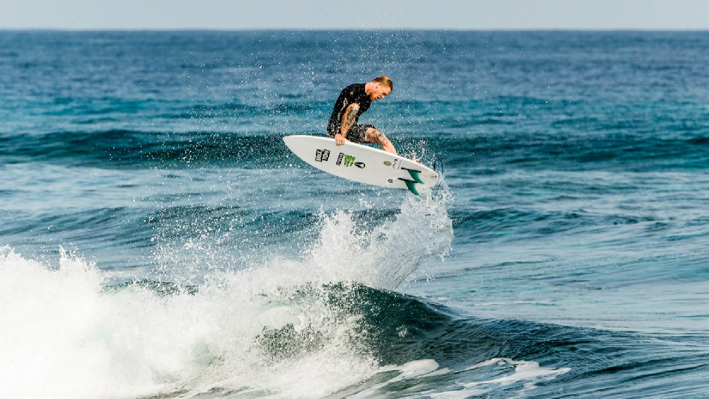 Asher Pacey redéfinit le twinfin aux Maldives Beachbrother Magazine